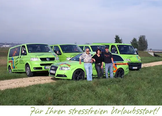 Die Familie Angerer-Schmid vor den limettengrünen Shuttlebussen